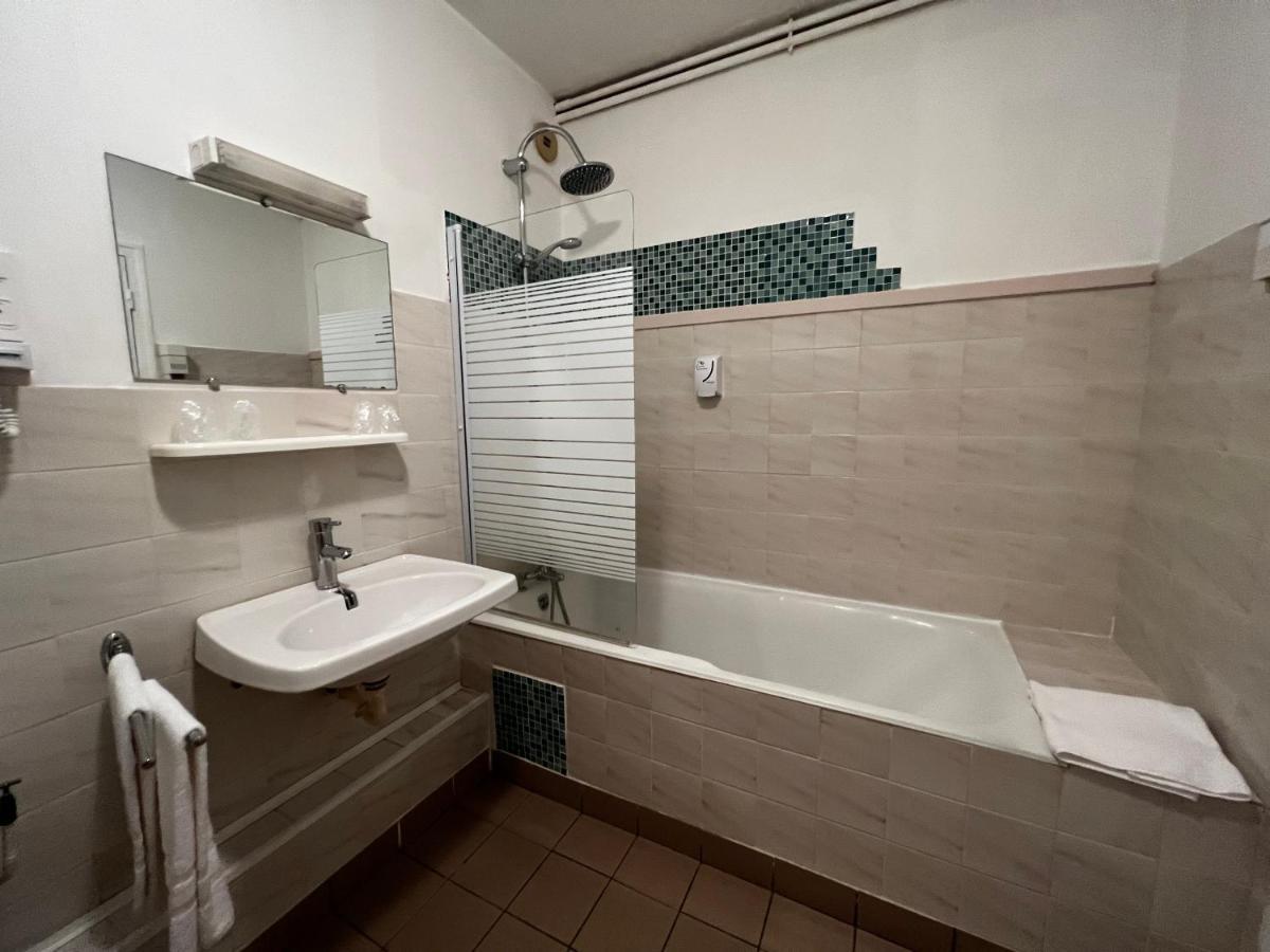 Hotel Les Montois ソー エクステリア 写真